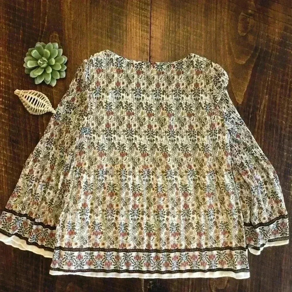 Max Studio | Flowy Floral Top w/Bell Sleeves - Picture 2 of 5